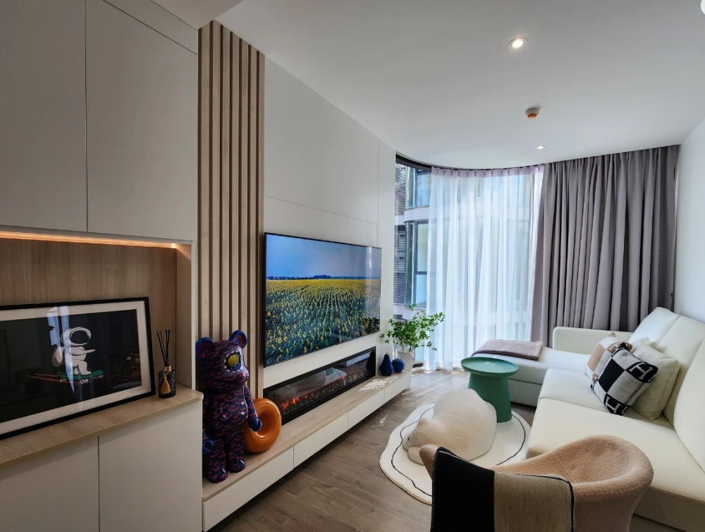 Condo for sale FYNN Asoke, beautifully decorated room, white tone, easy on the eyes, affordable price, come and reserve now, don't miss out.
