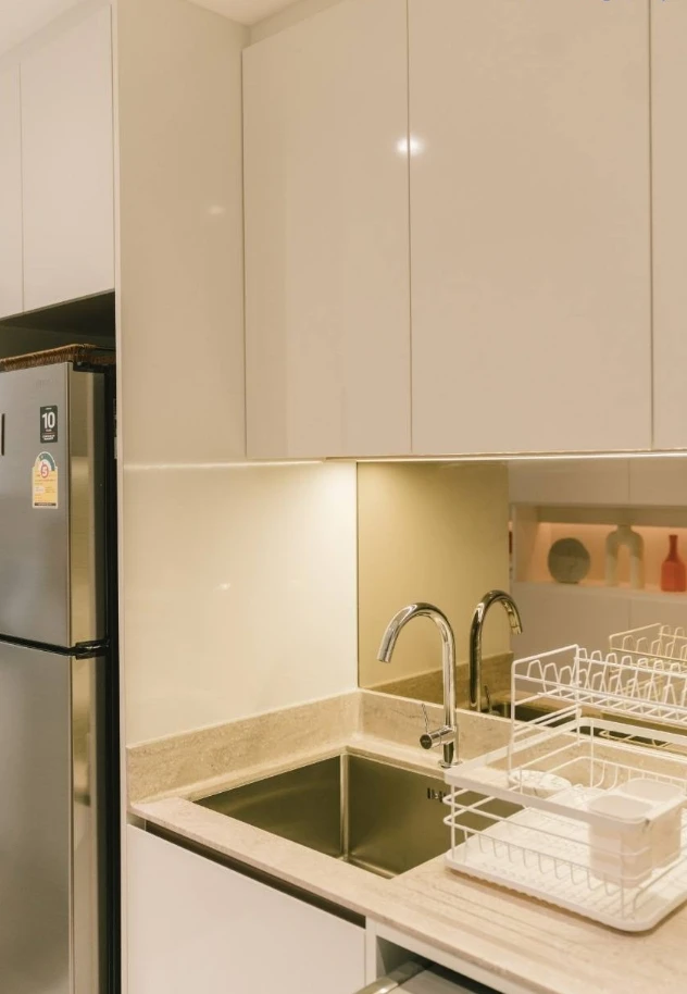 Condo for sale FYNN Asoke, beautifully decorated room, white tone, easy on the eyes, affordable price, come and reserve now, don't miss out.