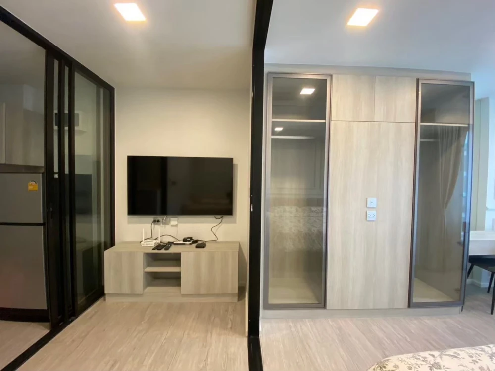Selling a condo at Kave Ava, Building D, 7th floor. Interior view overlooking the swimming pool. Includes a walk-in closet. Book now!