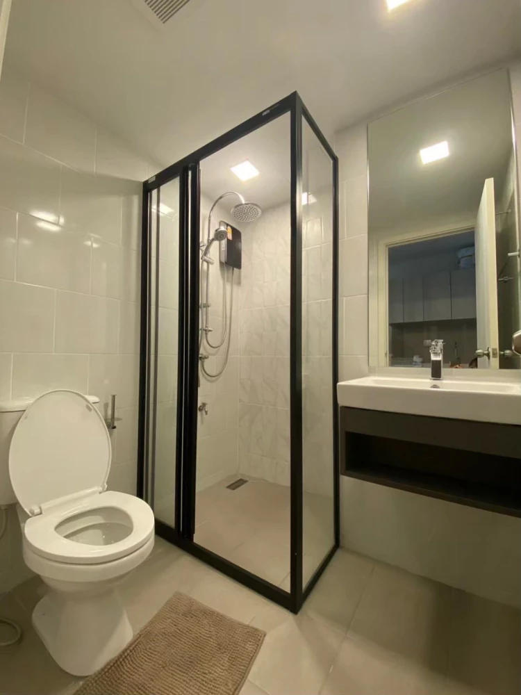 Selling a condo at Kave Ava, Building D, 7th floor. Interior view overlooking the swimming pool. Includes a walk-in closet. Book now!