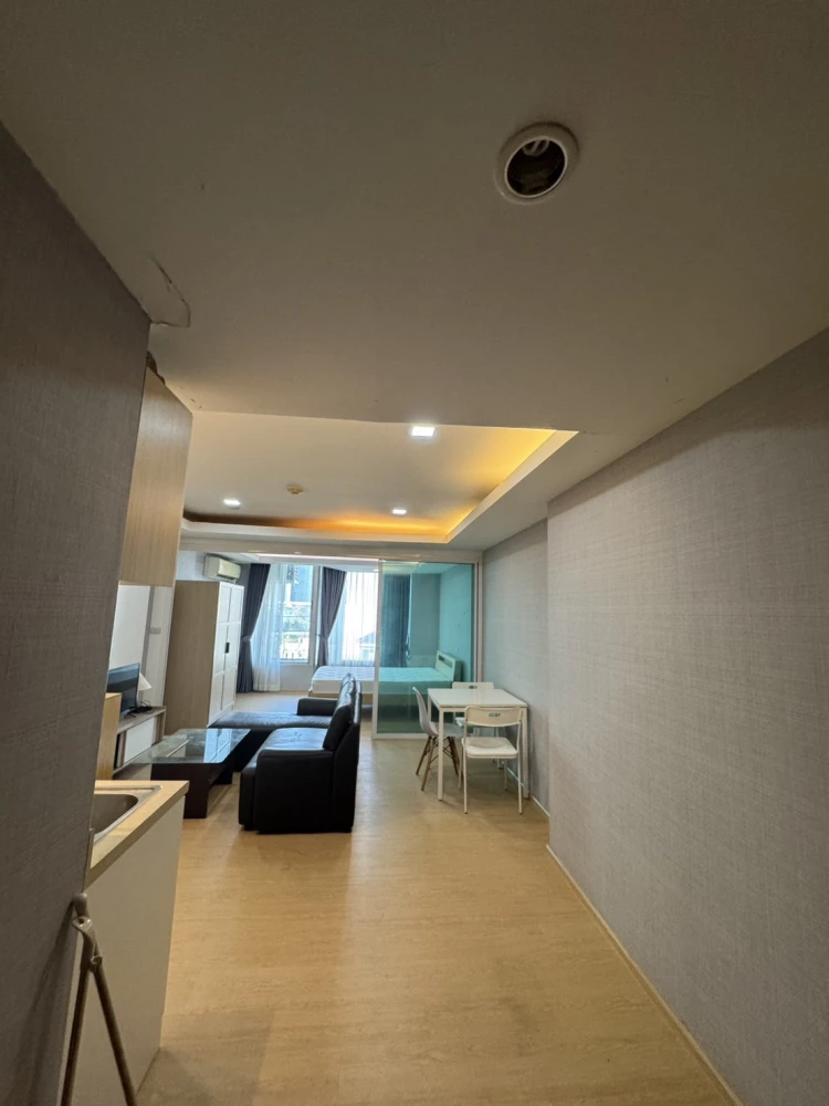 Condo for sale La Maison Phaholyothin 24, wallpaper installed throughout the room. Ready for lots of extras If you don't reserve, you'll make a big mi