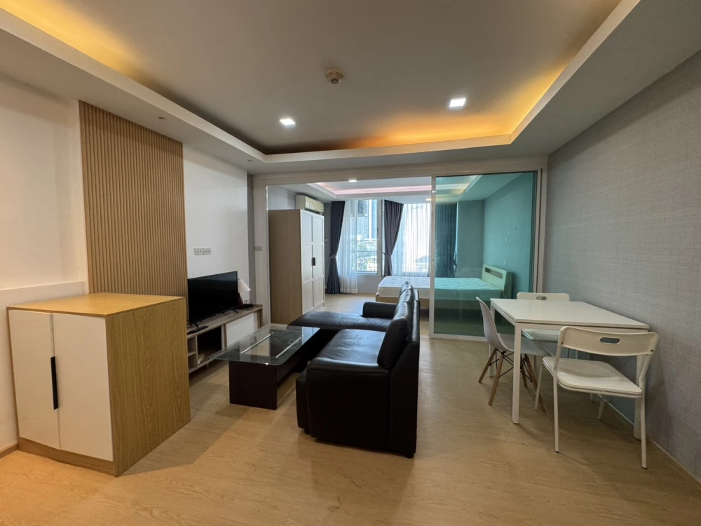 Condo for sale La Maison Phaholyothin 24, wallpaper installed throughout the room. Ready for lots of extras If you don't reserve, you'll make a big mi