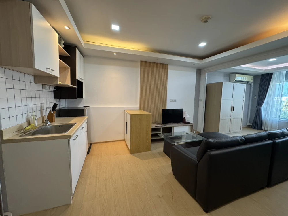 Condo for sale La Maison Phaholyothin 24, wallpaper installed throughout the room. Ready for lots of extras If you don't reserve, you'll make a big mi
