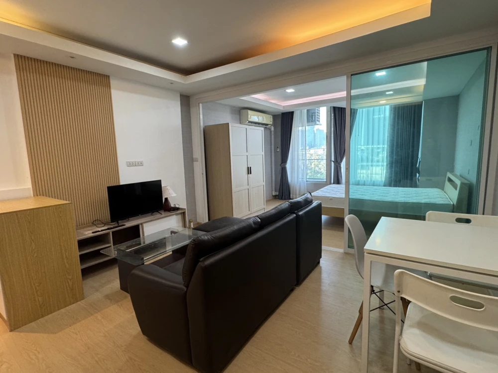 Condo for sale La Maison Phaholyothin 24, wallpaper installed throughout the room. Ready for lots of extras If you don't reserve, you'll make a big mi
