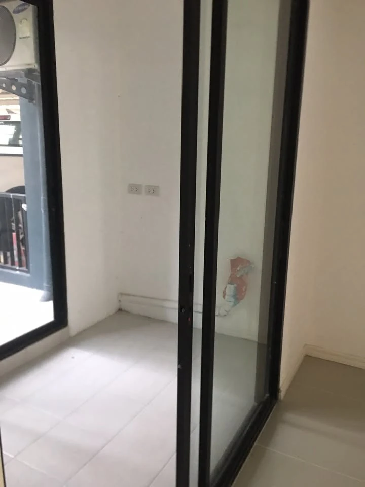 Condo for sale, Lib Ramkhamhaeng 43/1, empty room, reasonable price. Room decorating enthusiasts, you definitely can't miss this.