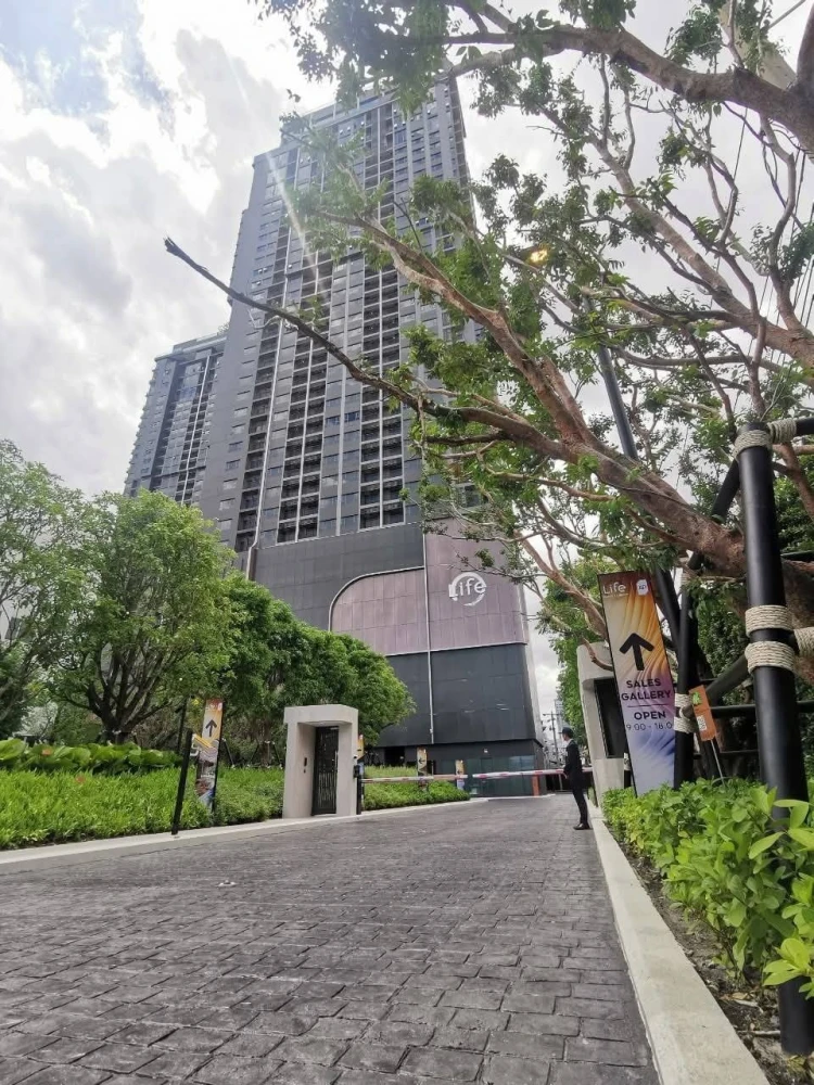 Life Rama 4 – Asoke Condo for Sale ✨ High-Floor Duplex with Stunning Benjakitti Park View