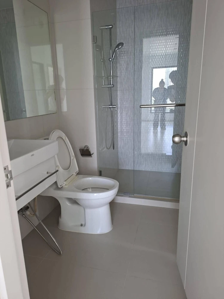 Selling a spacious and comfortable condo at Life Sukhumvit 48. Spacious living area, perfect for interior decorating enthusiasts – don't miss out!