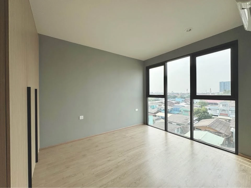 Condo for sale: The MOST Issaraphap, corner room, city view, airy and comfortable, every room has windows to let in light, quiet, buy now.