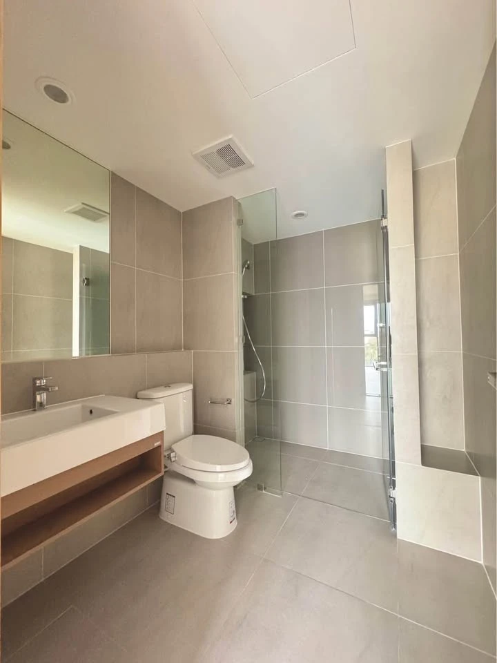 Condo for sale: The MOST Issaraphap, corner room, city view, airy and comfortable, every room has windows to let in light, quiet, buy now.