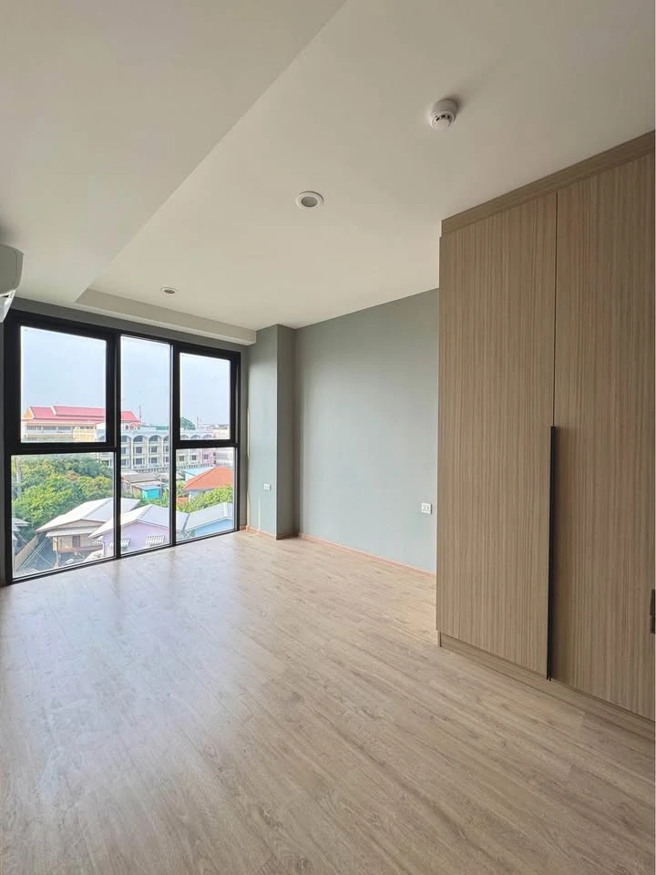Condo for sale: The MOST Issaraphap, corner room, city view, airy and comfortable, every room has windows to let in light, quiet, buy now.