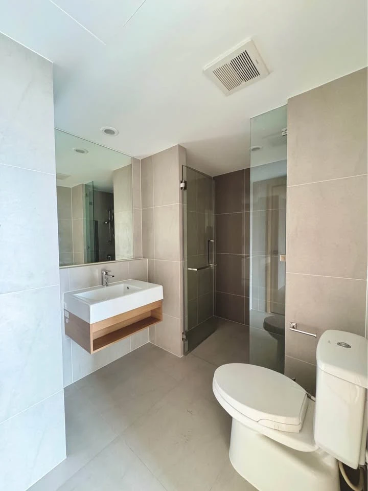 Condo for sale: The MOST Issaraphap, corner room, city view, airy and comfortable, every room has windows to let in light, quiet, buy now.