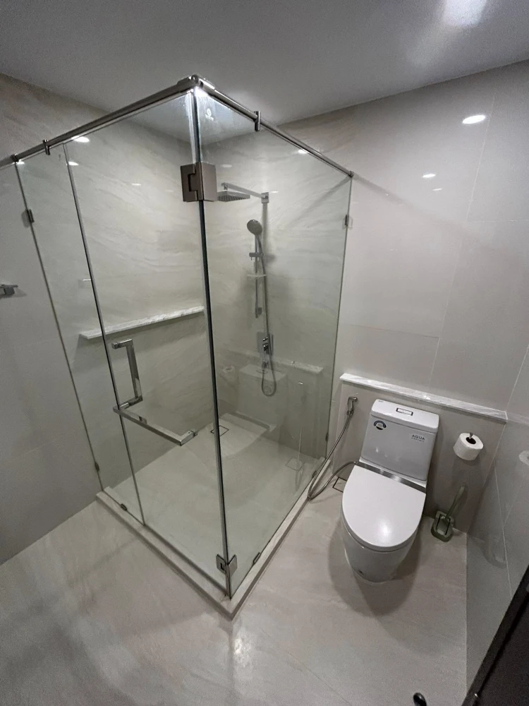 Condo for sale, Very Lasalle Bearing, spacious room, comfortable living, fully furnished, complete electrical appliances, built-in throughout the room