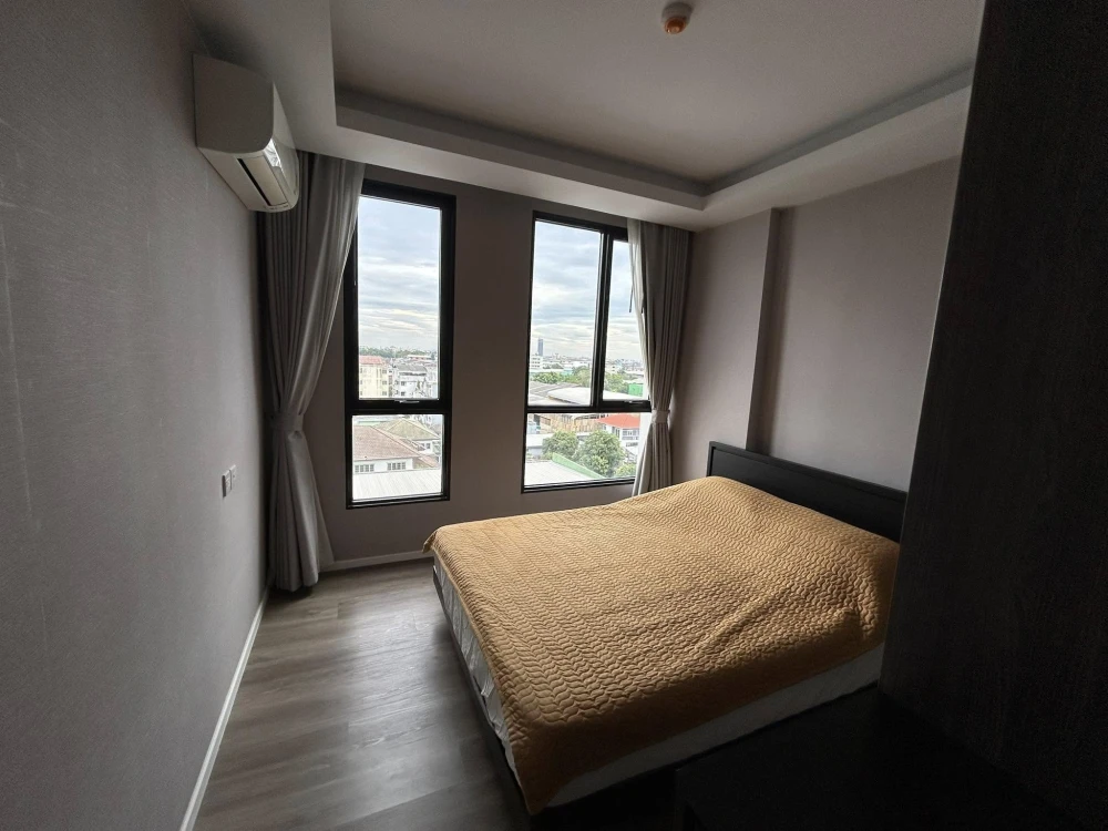 Condo for sale, Very Lasalle Bearing, spacious room, comfortable living, fully furnished, complete electrical appliances, built-in throughout the room
