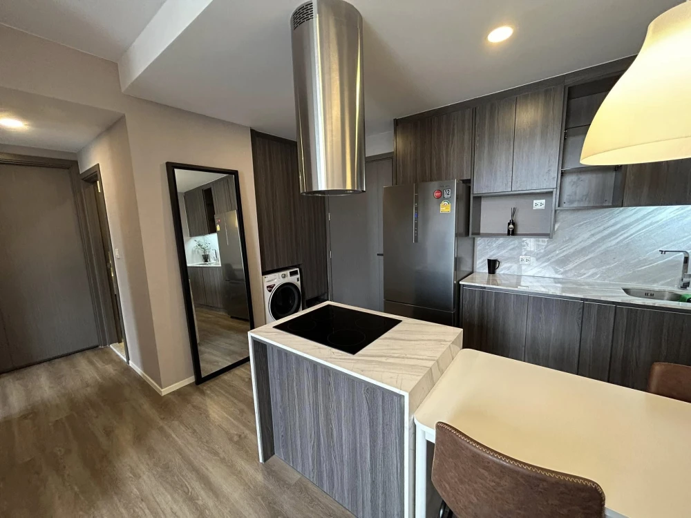 Condo for sale, Very Lasalle Bearing, spacious room, comfortable living, fully furnished, complete electrical appliances, built-in throughout the room