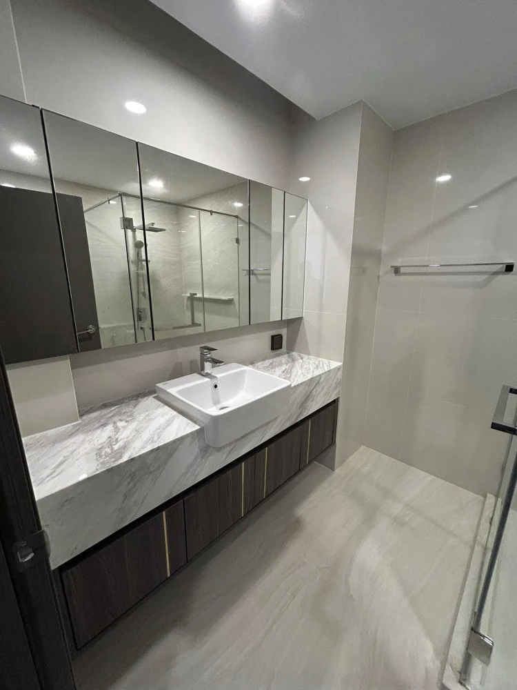 Condo for sale, Very Lasalle Bearing, spacious room, comfortable living, fully furnished, complete electrical appliances, built-in throughout the room