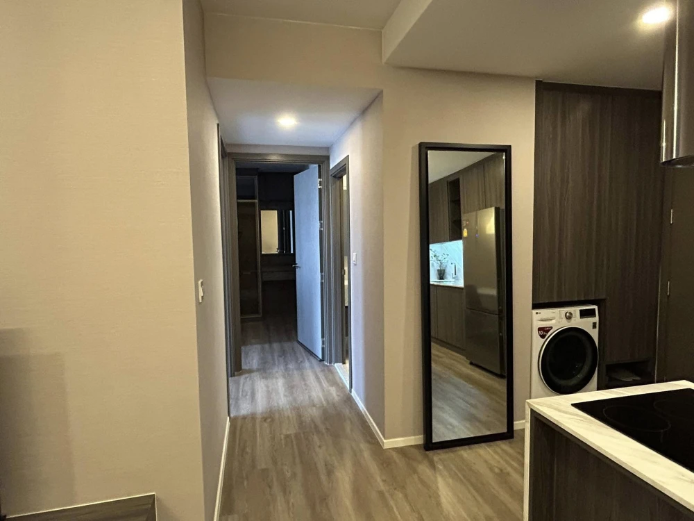 Condo for sale, Very Lasalle Bearing, spacious room, comfortable living, fully furnished, complete electrical appliances, built-in throughout the room
