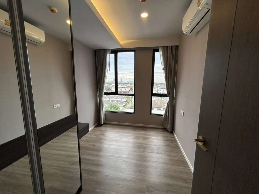 Condo for sale, Very Lasalle Bearing, spacious room, comfortable living, fully furnished, complete electrical appliances, built-in throughout the room