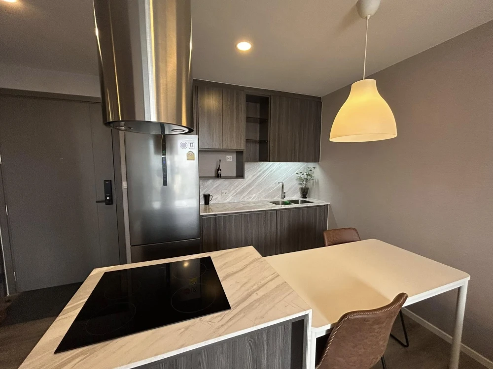 Condo for sale, Very Lasalle Bearing, spacious room, comfortable living, fully furnished, complete electrical appliances, built-in throughout the room