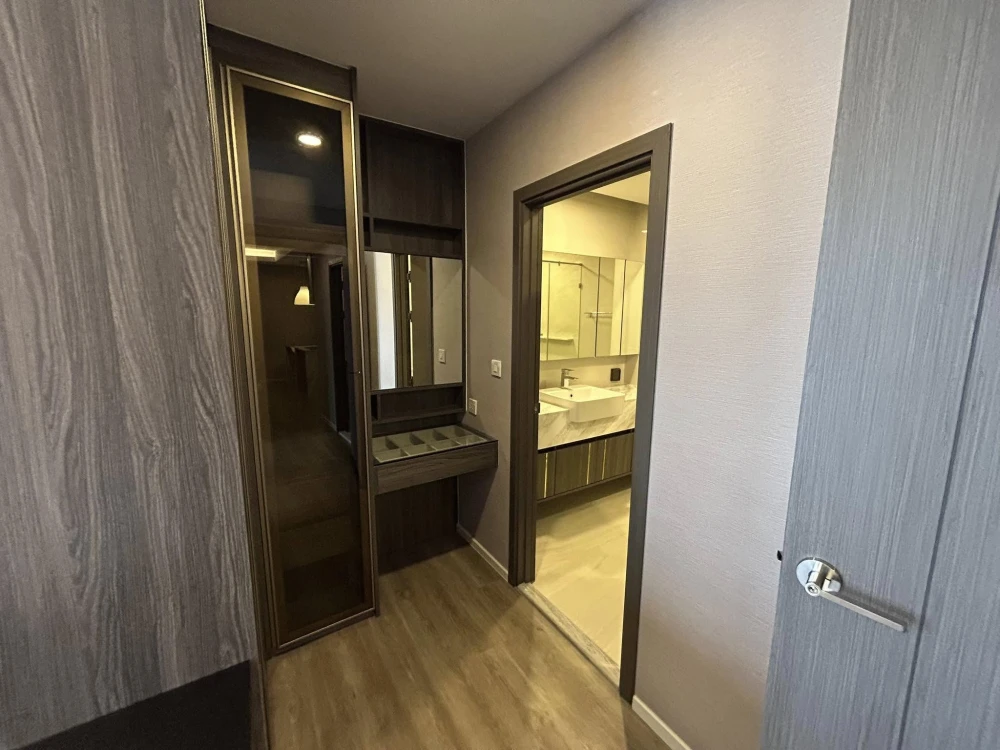 Condo for sale, Very Lasalle Bearing, spacious room, comfortable living, fully furnished, complete electrical appliances, built-in throughout the room