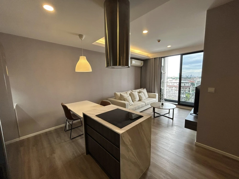 Condo for sale, Very Lasalle Bearing, spacious room, comfortable living, fully furnished, complete electrical appliances, built-in throughout the room