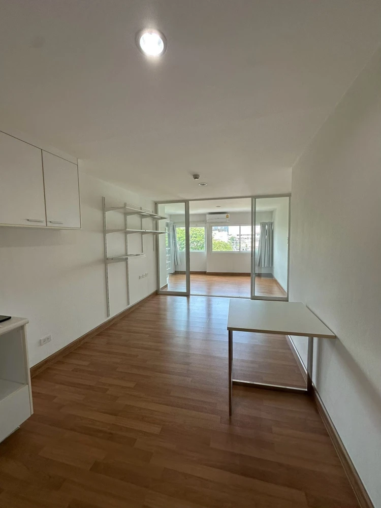 Condo for sale, Green Condo Suthisan, spacious room, comfortable living, hurry and reserve now!