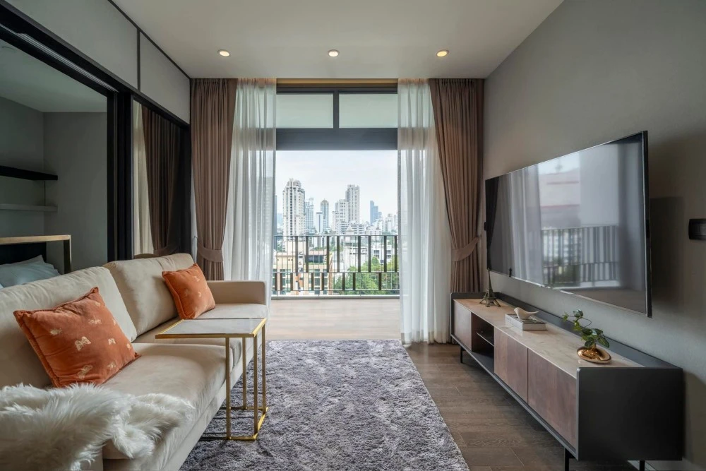 Condo for sale or rent Muniq Sukhumvit 23, decorated with luxurious built-ins. Very wide balcony, peaceful, reserve quickly.