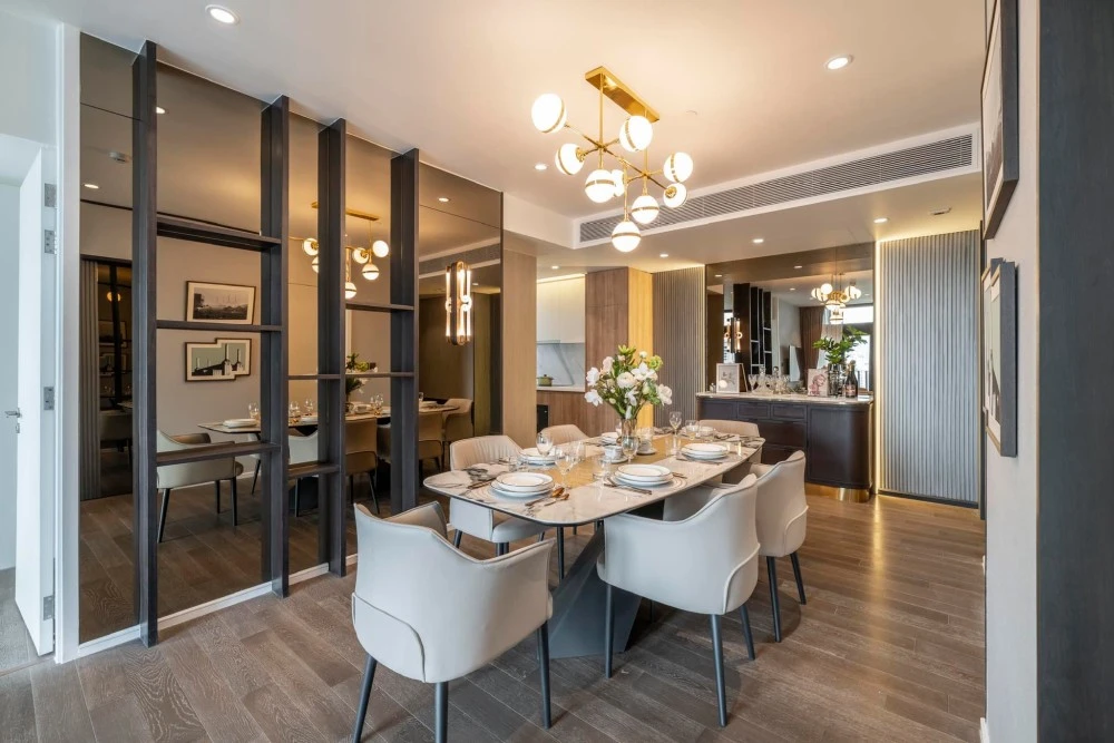 Condo for sale or rent Muniq Sukhumvit 23, decorated with luxurious built-ins. Very wide balcony, peaceful, reserve quickly.