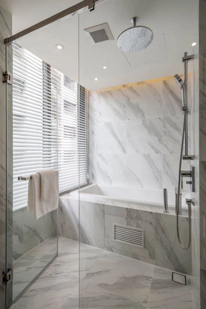 Condo for sale or rent Muniq Sukhumvit 23, decorated with luxurious built-ins. Very wide balcony, peaceful, reserve quickly.