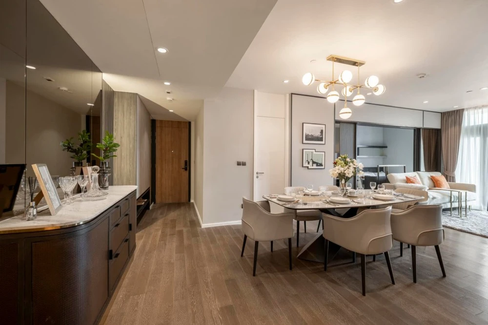 Condo for sale or rent Muniq Sukhumvit 23, decorated with luxurious built-ins. Very wide balcony, peaceful, reserve quickly.