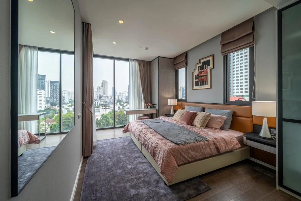 Condo for sale or rent Muniq Sukhumvit 23, decorated with luxurious built-ins. Very wide balcony, peaceful, reserve quickly.