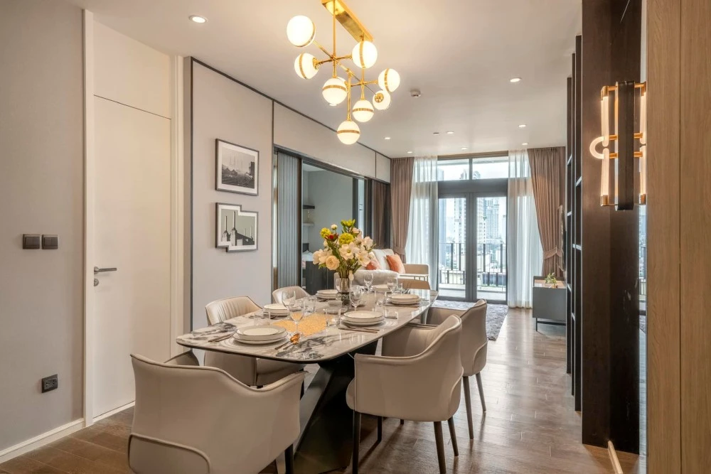 Condo for sale or rent Muniq Sukhumvit 23, decorated with luxurious built-ins. Very wide balcony, peaceful, reserve quickly.