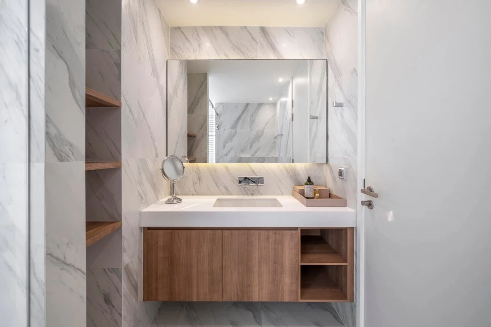 Condo for sale or rent Muniq Sukhumvit 23, decorated with luxurious built-ins. Very wide balcony, peaceful, reserve quickly.