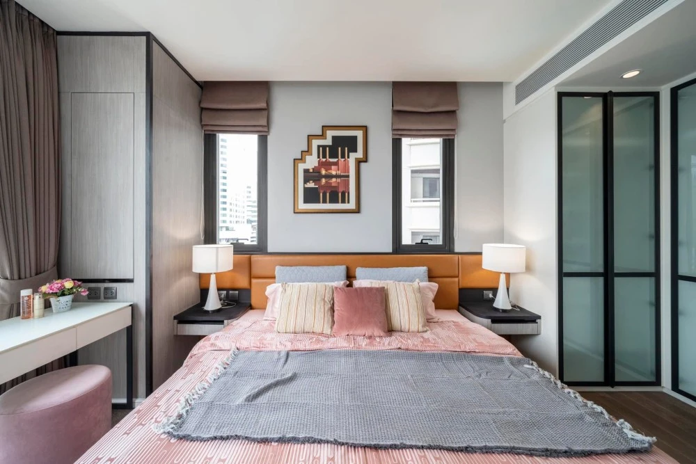 Condo for sale or rent Muniq Sukhumvit 23, decorated with luxurious built-ins. Very wide balcony, peaceful, reserve quickly.