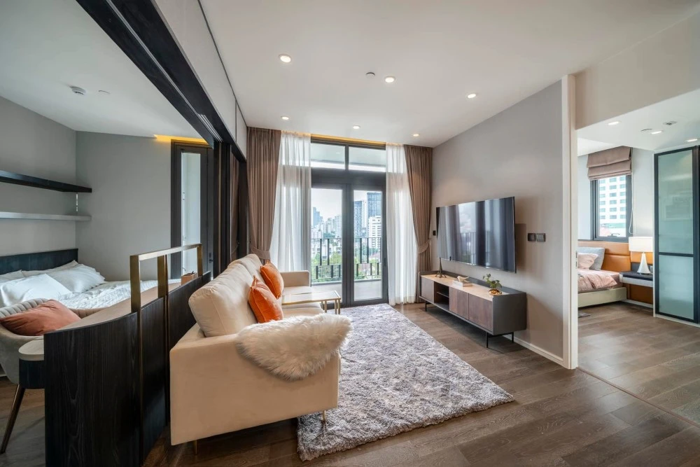 Condo for sale or rent Muniq Sukhumvit 23, decorated with luxurious built-ins. Very wide balcony, peaceful, reserve quickly.