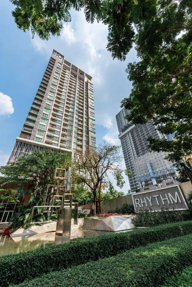 Condo for sale: Rhythm Sathorn - Narathiwat. Corner unit with river view. High floor, good ventilation, private corner unit. Don't miss out!