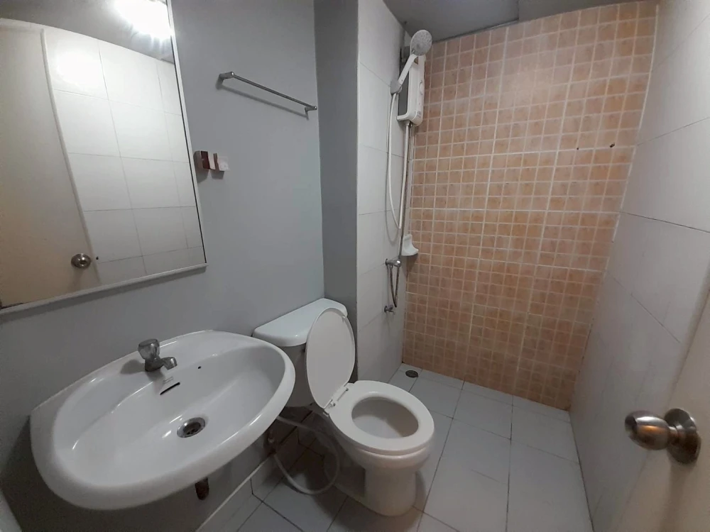 Condo for sale: Lumpini Condo Town Romklao-Suvarnabhumi. Beautiful unit, perfect quality of life. Buy now!!