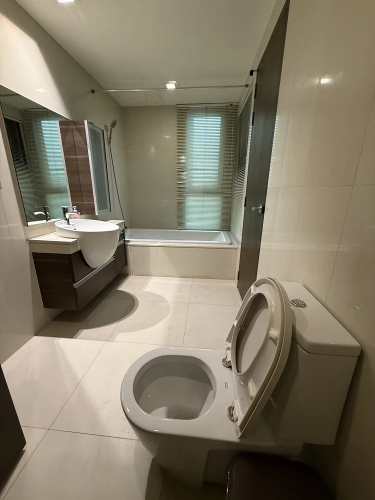 Condo for sale, Skywalk and Wells Residence, 21st floor, very high, fully furnished, ready to move in, reserve now!!