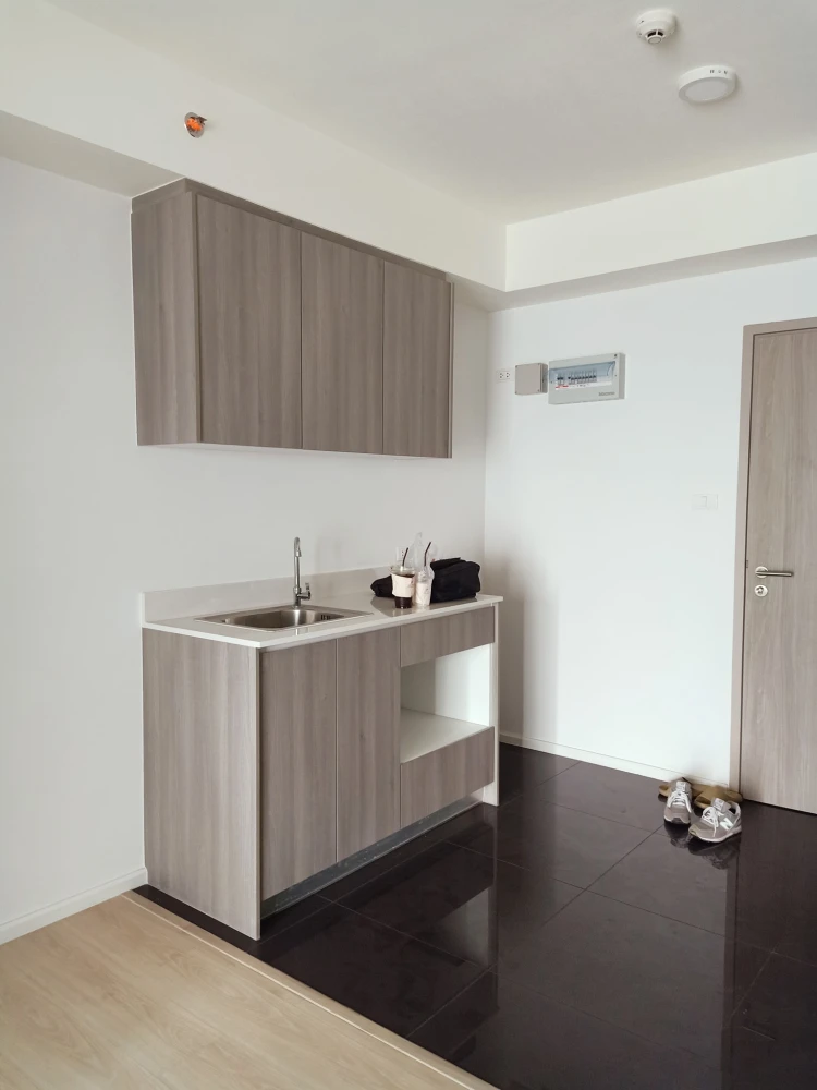 Condo for sale, A Space Mega, empty room, airy, clean, comfortable, swimming pool view, hurry and book before you miss out.