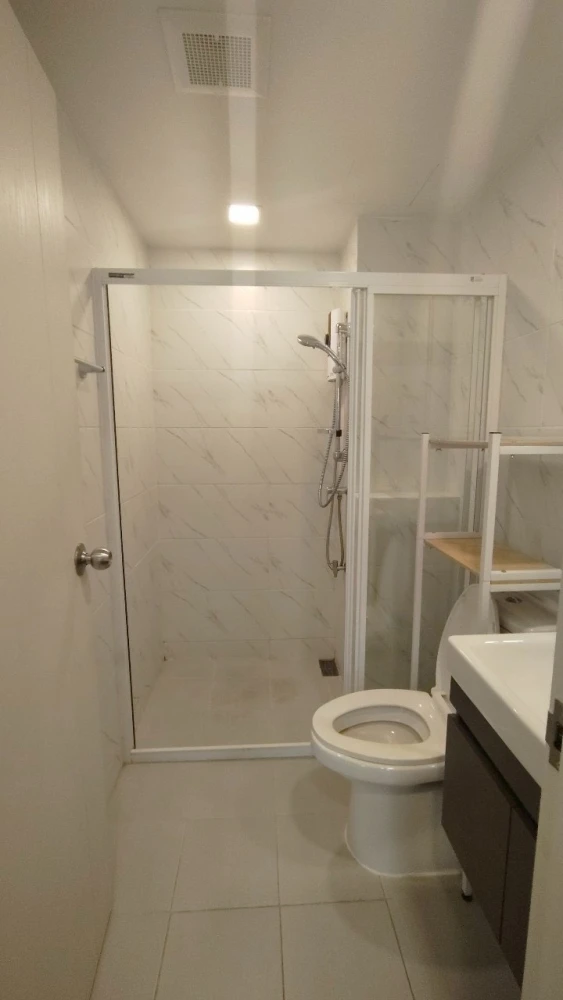 Condo for sale Atmoz Ratchada-Huai Khwang. Pool view, room not hot