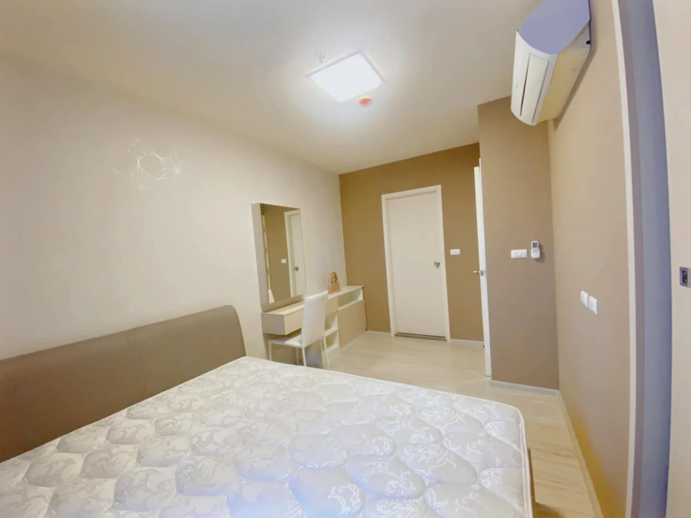 For sale: Condo Aspire Ratchadaphisek 2, fully furnished, wallpaper in the whole room, clearly separated kitchen. Reserve now before you miss out!!