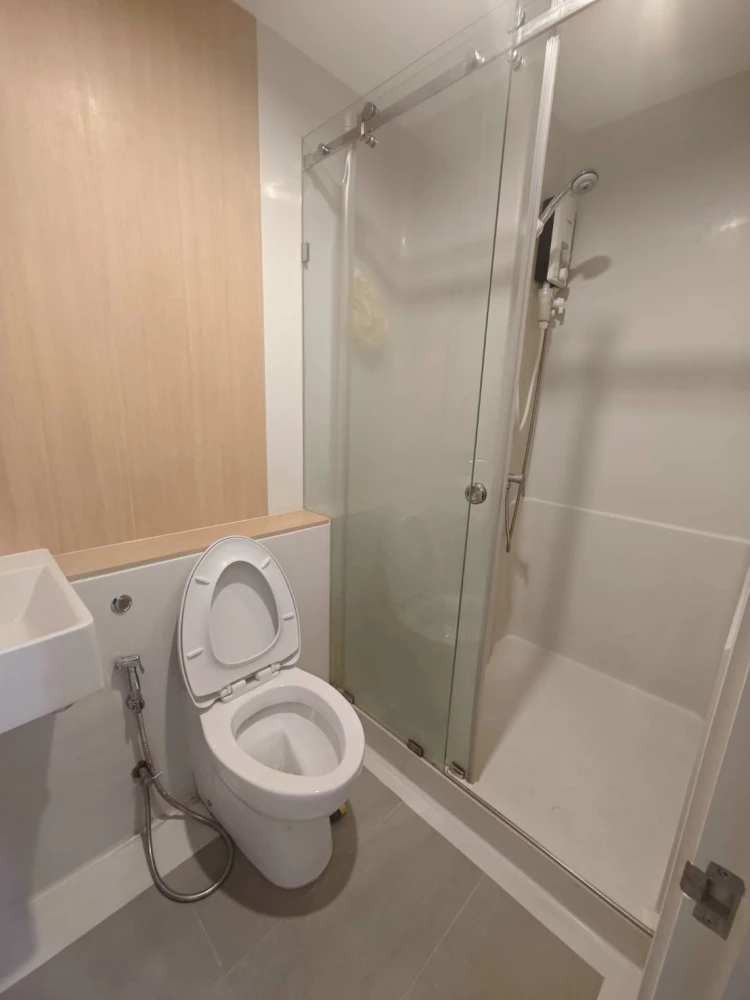 Condo for sale: Aspire Sathorn-Tha Phra. Great location, attractive price. Buy now!!