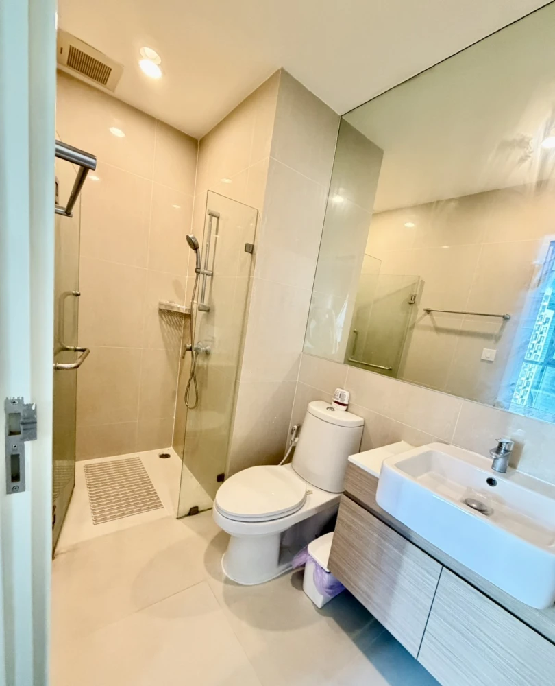 Condo for sale, Noble Revolve Ratchada 1, near the subway, fully furnished, ready to move in, pool view, don't miss it!!!