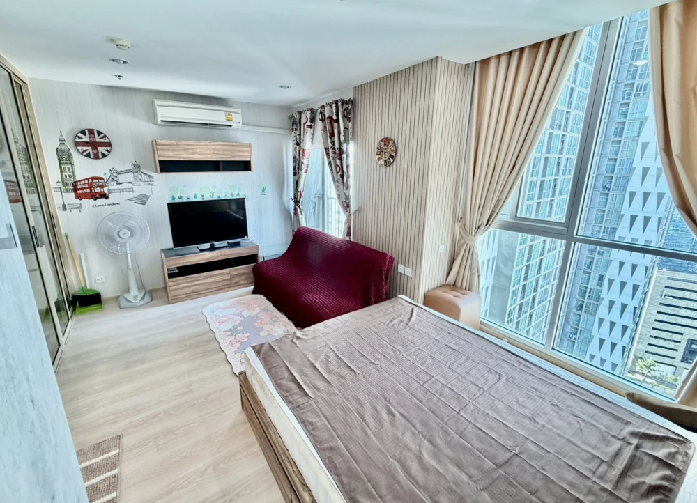 Condo for sale, Noble Revolve Ratchada 1, near the subway, fully furnished, ready to move in, pool view, don't miss it!!!
