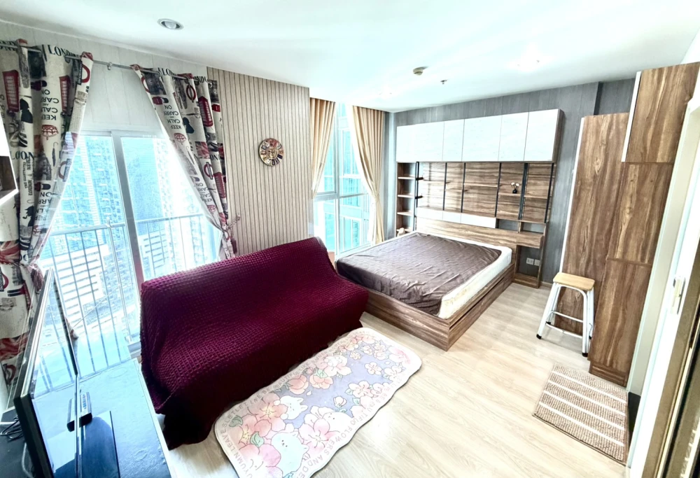 Condo for sale, Noble Revolve Ratchada 1, near the subway, fully furnished, ready to move in, pool view, don't miss it!!!