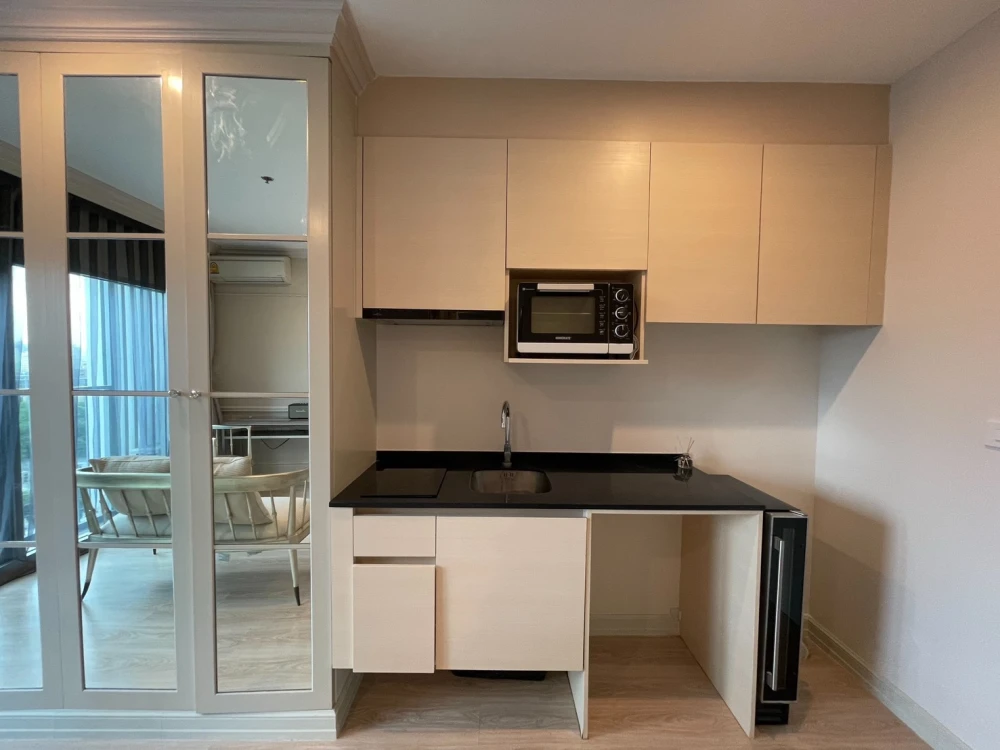 Condo for sale Noble Revolve Ratchada, 2 bedrooms, 2 bathrooms, 11th floor, fully furnished, ready to move in. Don't miss out!