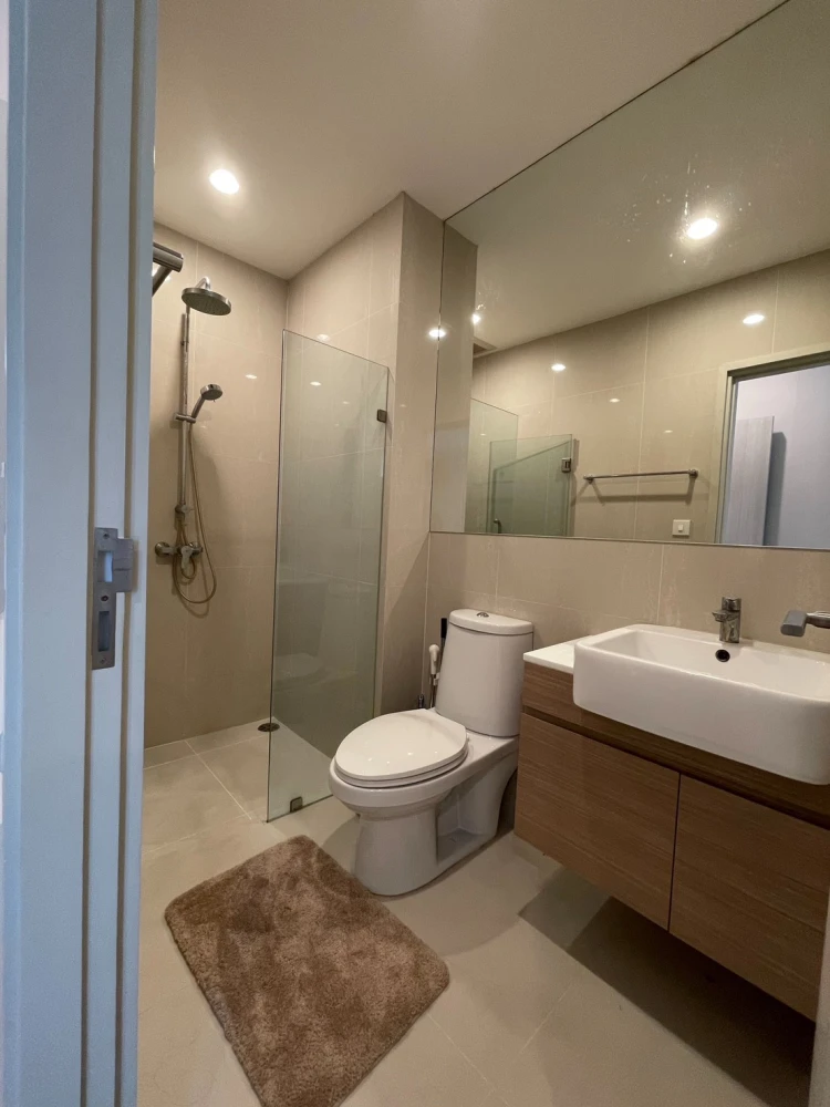 Condo for sale Noble Revolve Ratchada, 2 bedrooms, 2 bathrooms, 11th floor, fully furnished, ready to move in. Don't miss out!