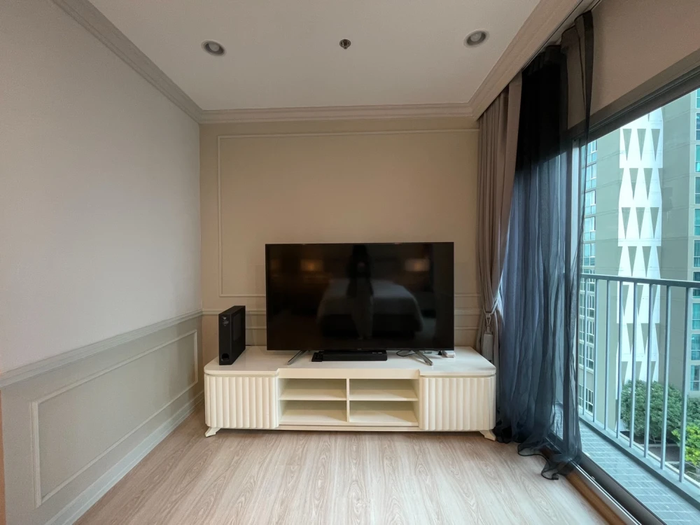Condo for sale Noble Revolve Ratchada, 2 bedrooms, 2 bathrooms, 11th floor, fully furnished, ready to move in. Don't miss out!