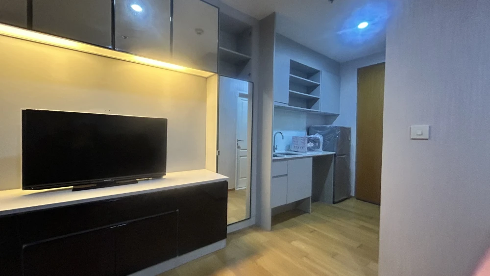 Condo for sale: Noble Revo Silom, spacious room, comfortable to live in, divided into sections. Affordable price If you miss it, you will regret it.