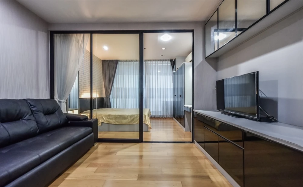 Condo for sale: Noble Revo Silom, spacious room, comfortable to live in, divided into sections. Affordable price If you miss it, you will regret it.