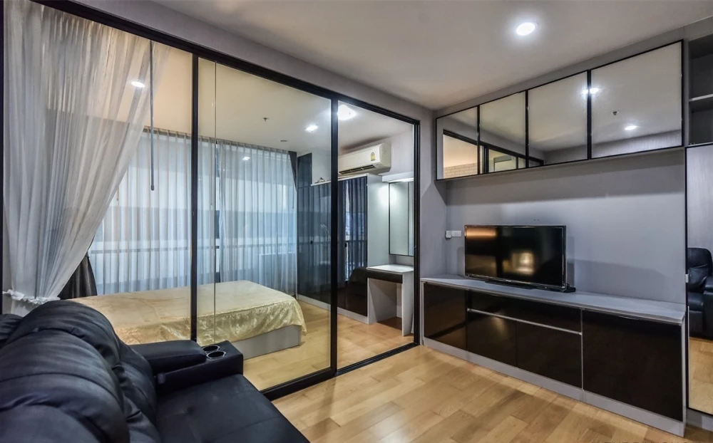 Condo for sale: Noble Revo Silom, spacious room, comfortable to live in, divided into sections. Affordable price If you miss it, you will regret it.